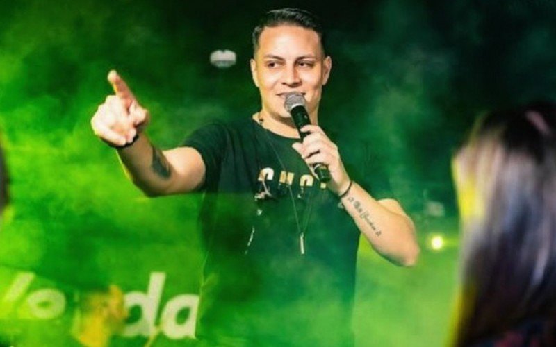 "Ele apertou a mão": Filha manda recado sobre estado de saúde de vocalista da banda Os Atuais após acidente