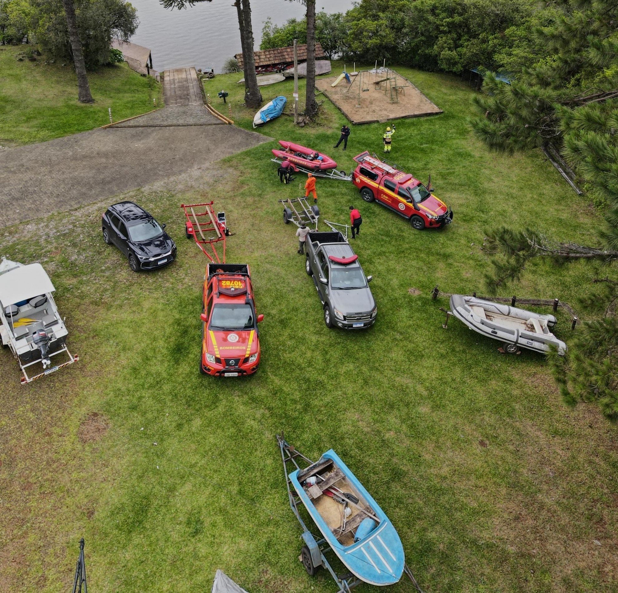 Bombeiros fazem busca por quadrantes para encontrar homem que desapareceu na Barragem do Salto