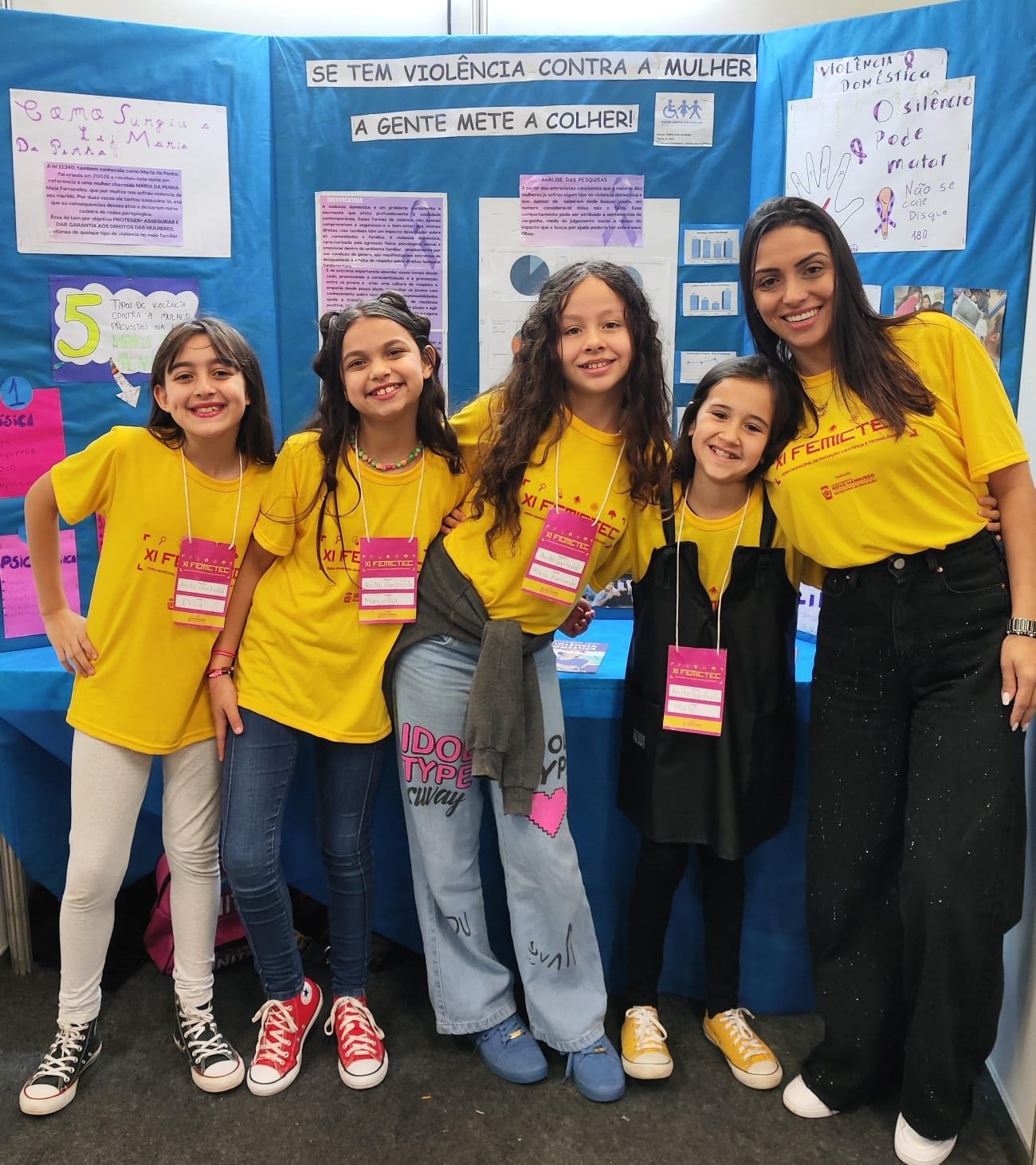 A professora Juliana com as alunas Maitê de Souza, Maria Fernanda Correia da Silva, Manuella Rodrigues Giacomelli e Elisa Moder de Souza | abc+