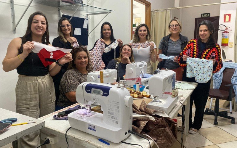 Costureiras voluntárias fazem roupinhas, capas e lenços para desfile pet