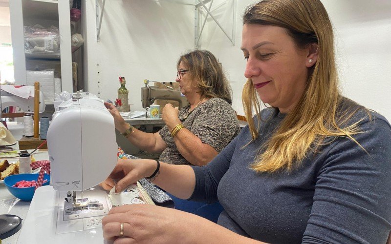 Costureiras voluntárias fazem roupinhas, capas e lenços para desfile pet