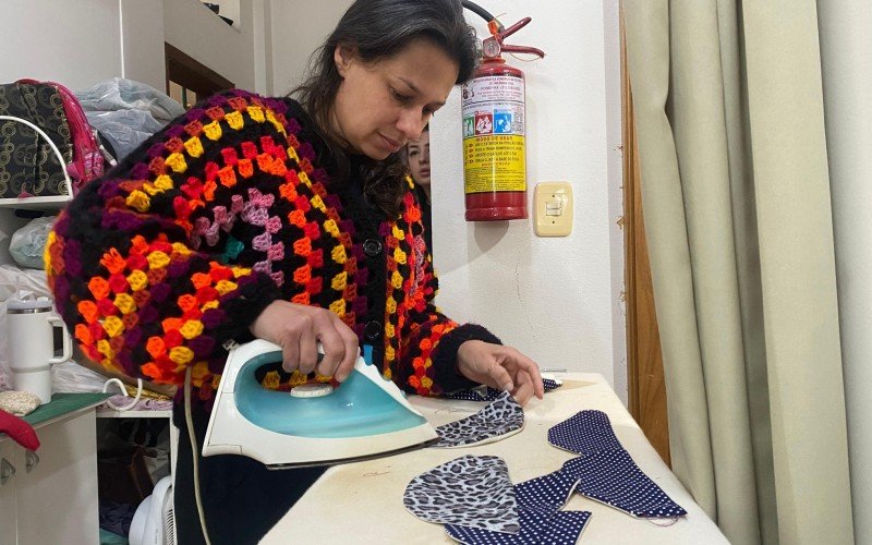 Costureiras voluntárias fazem roupinhas, capas e lenços para desfile pet