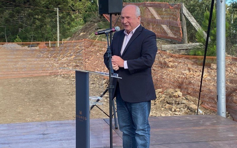 Vice-prefeito Luia Barbacovi, em lançamento de resort, em Gramado