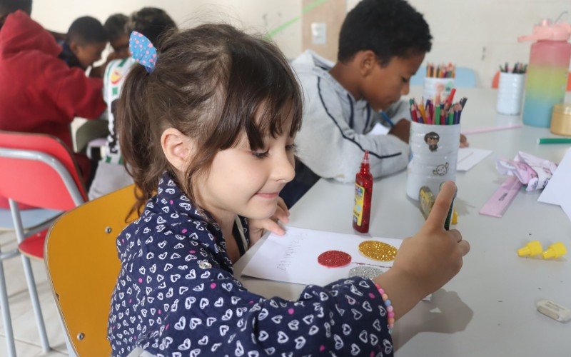 No instituto, crianças e adolescentes dos 6 aos 17 anos participam de diversas oficinas, como Emily, 6 anos, e Kaiê, de 10