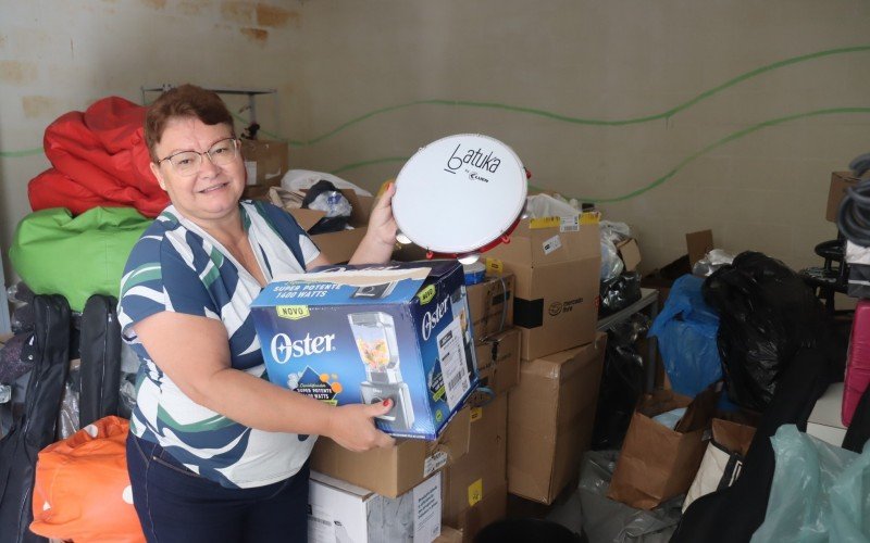 Em uma das salas do local, Delci mostra os diversos equipamentos e materiais já adquiridos para as atividades do espaço