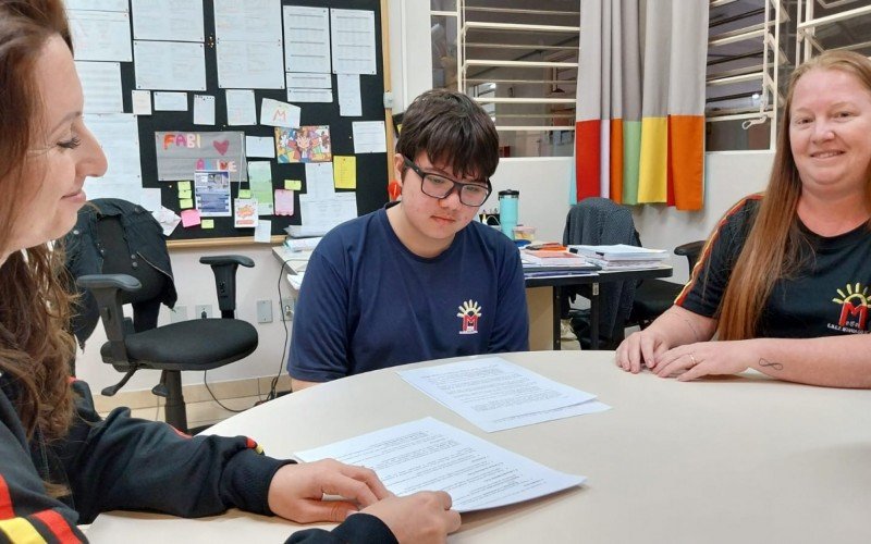 A medalha ouro ficou na Escola Morada do Sol com o aluno do 8º ano, Pedro Henrique Fontes Mulbeier, 14 anos, na Olitef, na foto com a diretora Jenifer Muller e a coordenadora pedagógica Fabiane Schneider | abc+