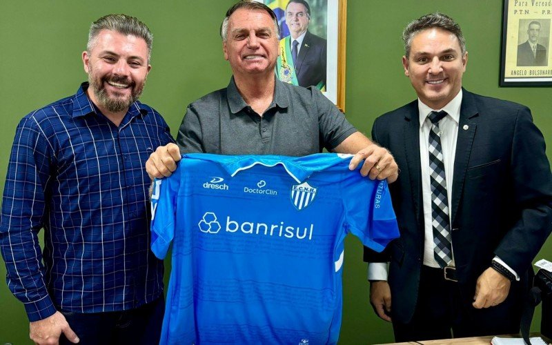 Finck presenteia Bolsonaro com camisa do Esporte Clube Novo Hamburgo