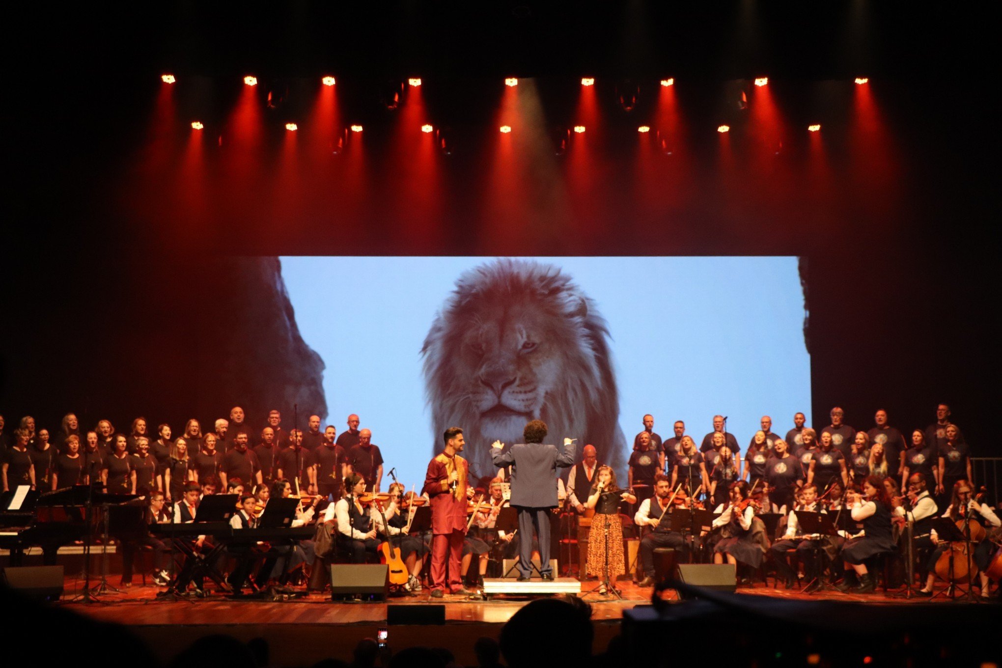 Teatro Feevale recebeu o espetáculo "A Música Abre Portas" com a Orquestra Infantojuvenil de Estância Velha