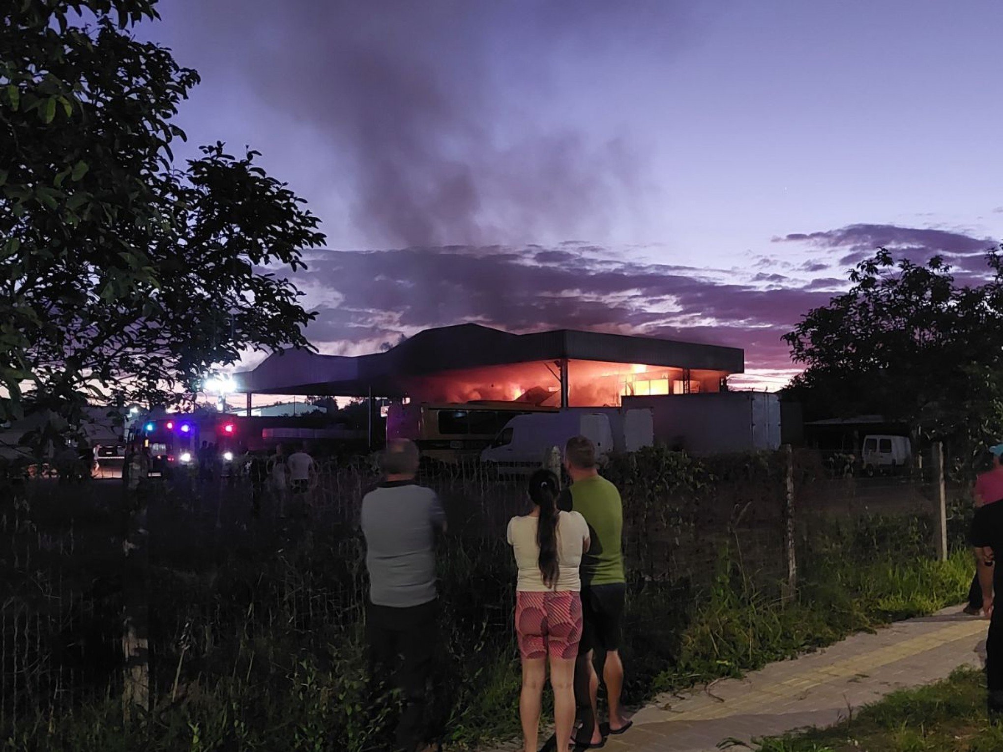 Incêndio atinge mecânica de Portão