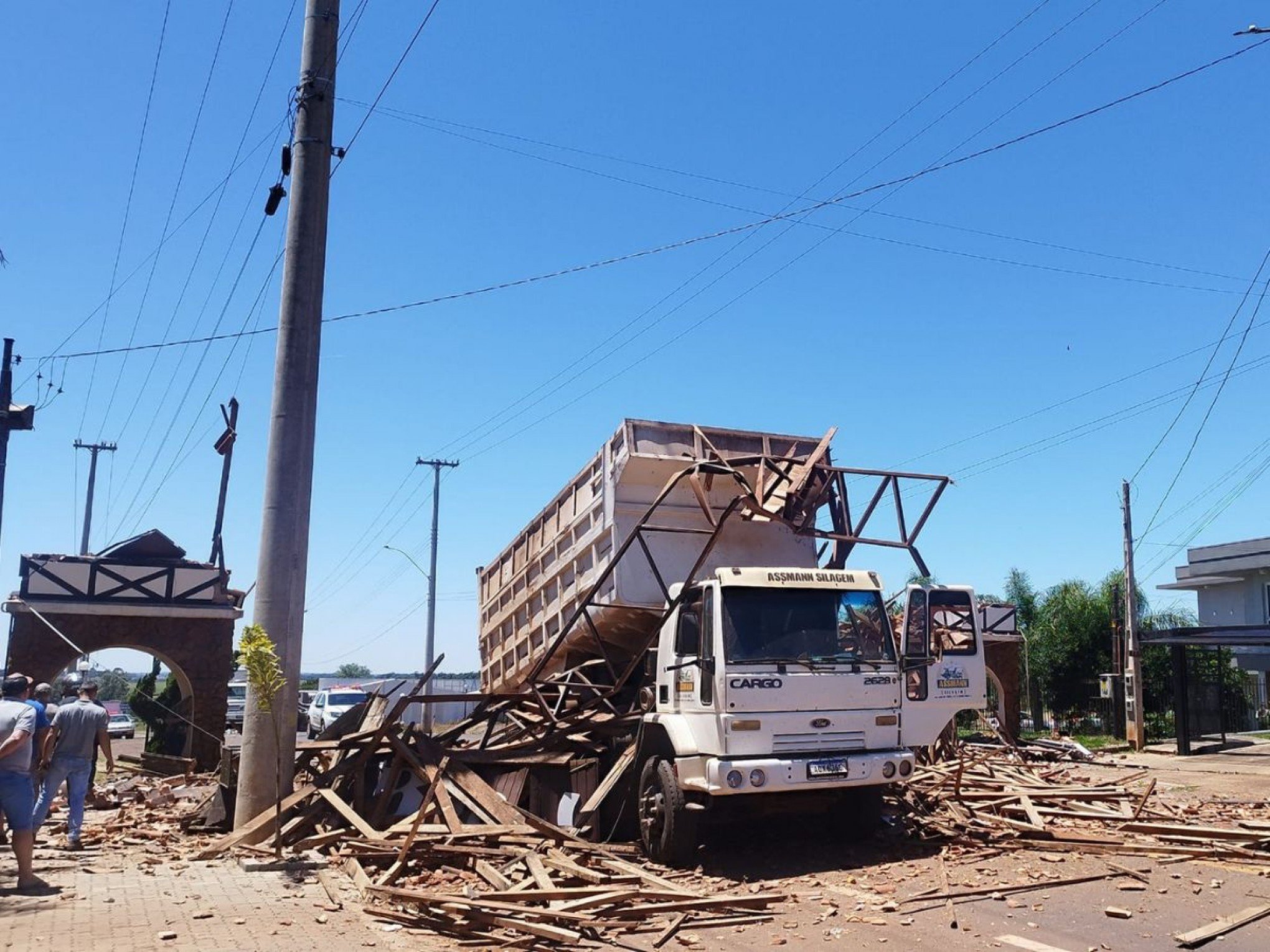 VÍDEO: Pórtico de cidade gaúcha é derrubado por caminhão que trafegava com a caçamba levantada