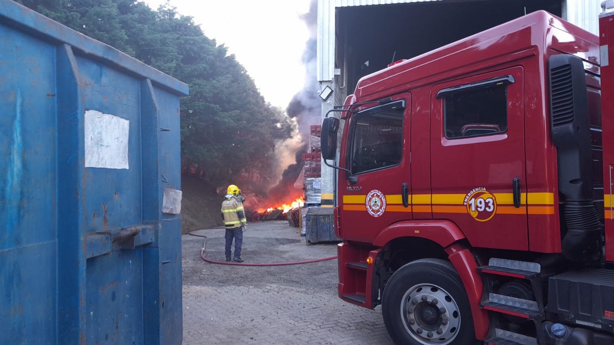 Incêndio consome estrutura em empresa de reciclagem na região metropolitana