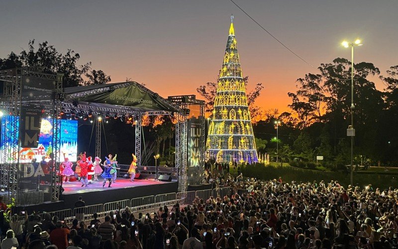 Apresentações artísticas, chegada do Papai Noel e acendimento da árvore de Natal no ParkShopping Canoas