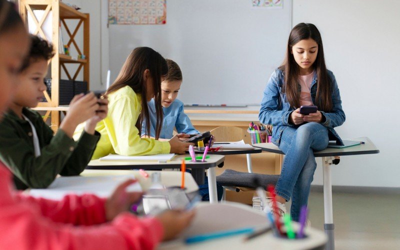 Projeto que tramita no Congresso quer proibir celular na escola para crianças até 10 anos | abc+