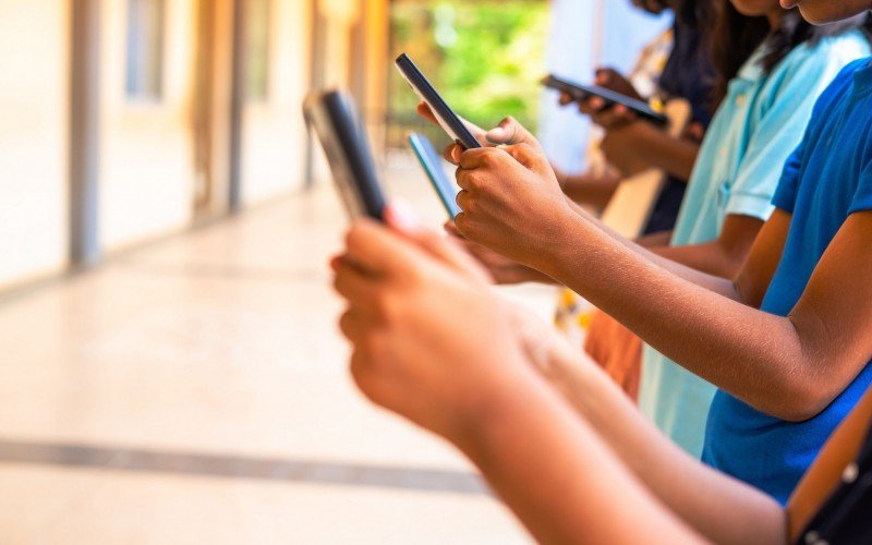 Projetos de lei buscam frear o uso sem restrições de celular na sala de aula  | abc+