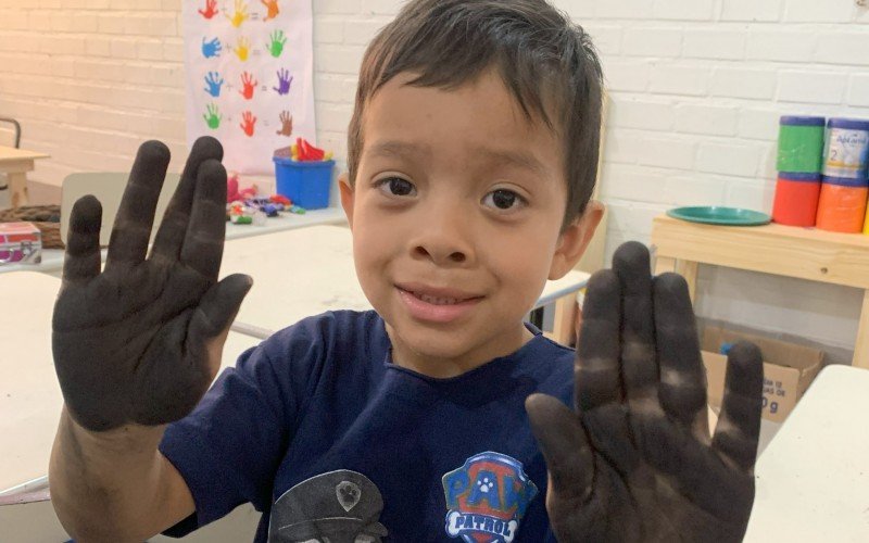 O estímulo está sempre presente nas dinâmicas, seja em experiências com carvão, ervamate, argila ou com os olhos vendados para tocar um livro em Braille | abc+