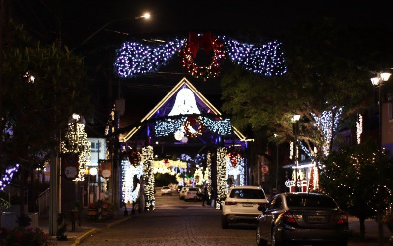 Avenida São Miguel está repleta de luzes e enfeites | abc+