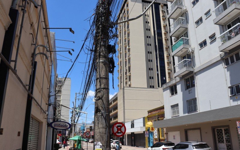 Postes e fiação sairão da Rua Independência 