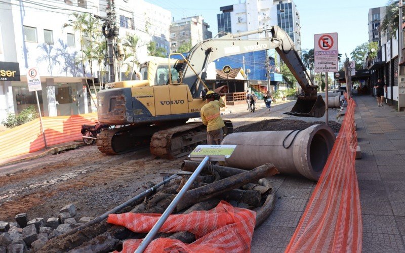 Máquinas e materiais já são vistos na oitava quadra 