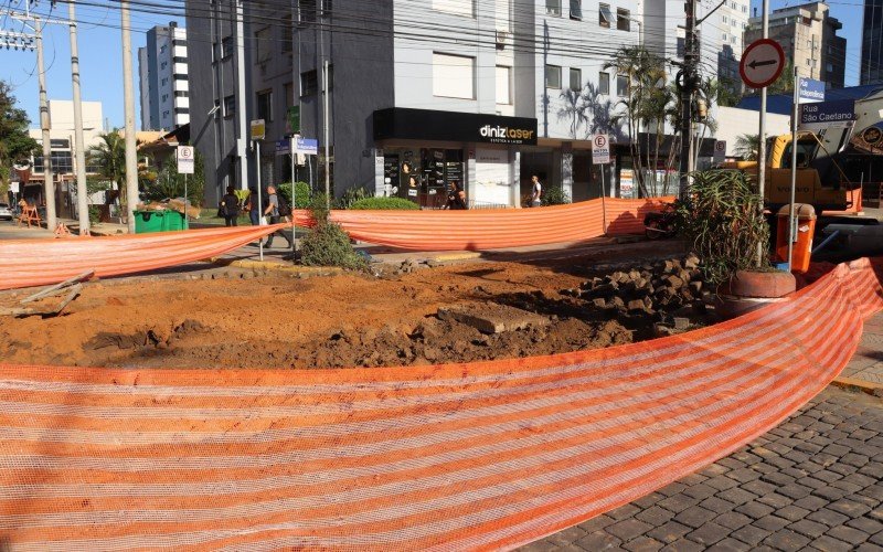 Cruzamento da Rua São Caetano com a Rua Independência foi bloqueado nesta quinta-feira (14)