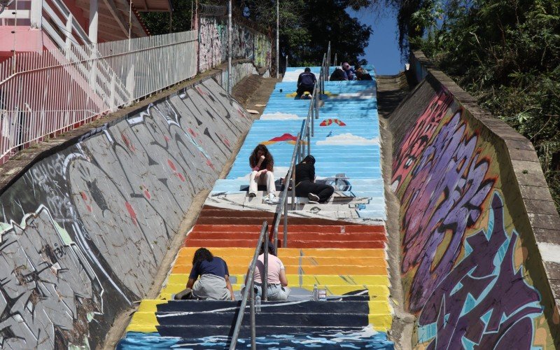 Artista plástico e estudantes de Sapiranga dão nova identidade à escadaria da cidade