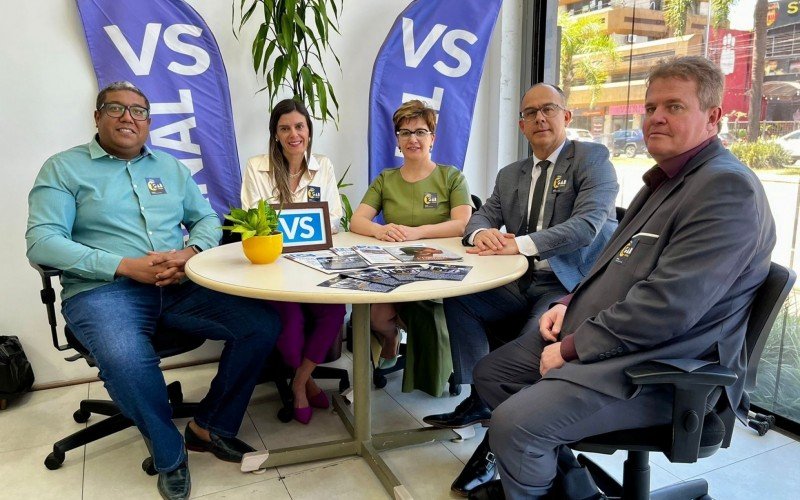 Fábio Leopoldo Lara, Karinie Gall Baptista, Jucemara Toffoli, Arthur Orlando Dias Filho e Roberto Luís Hupfer visitaram a redação do Jornal VS antes do pleito da OAB