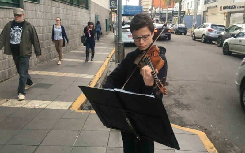 Bartikoski quando criança tocando em frente ao shopping de São Leopoldo 