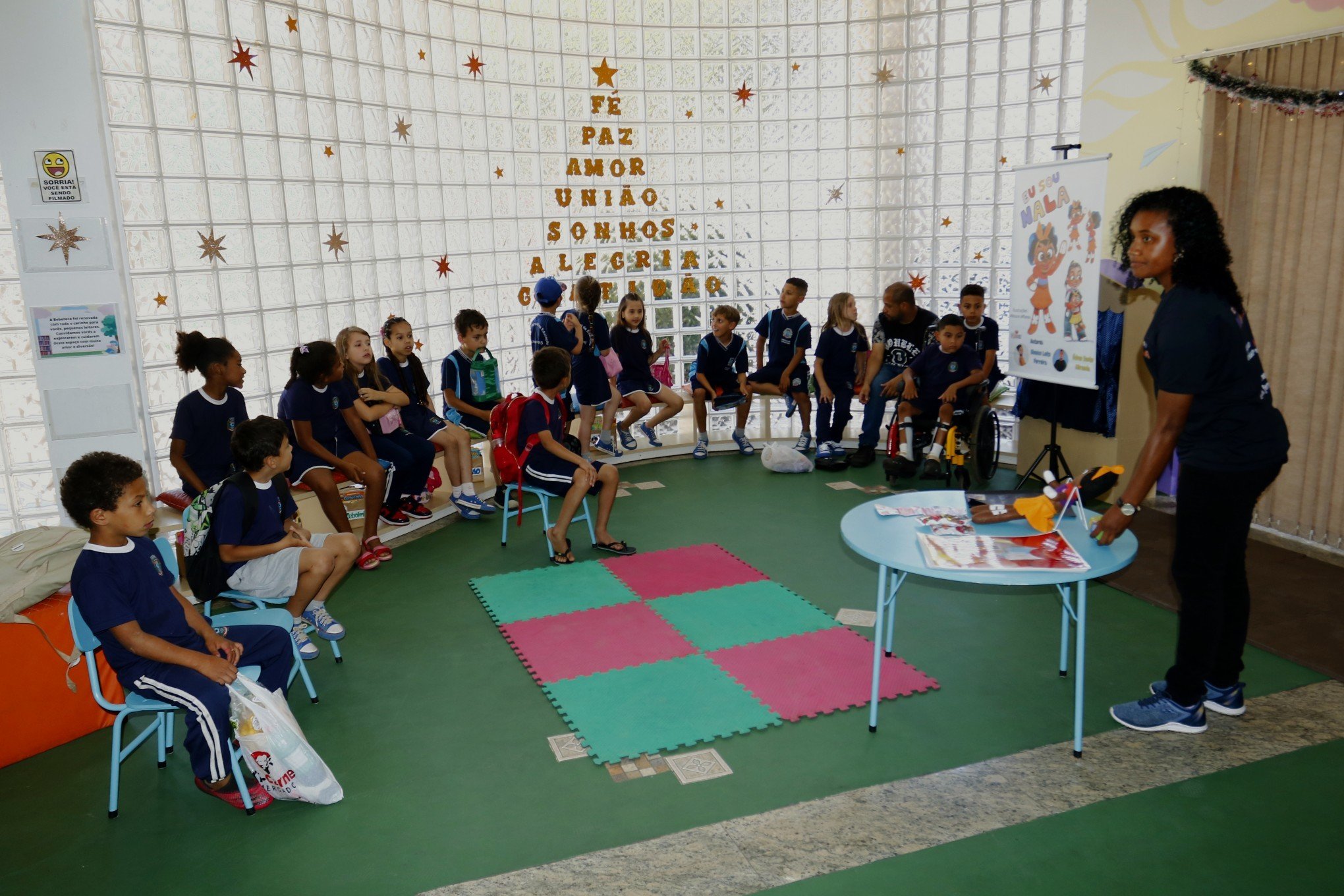 Contação de história com boneca negra anima alunos em Canoas nesta quinta-feira