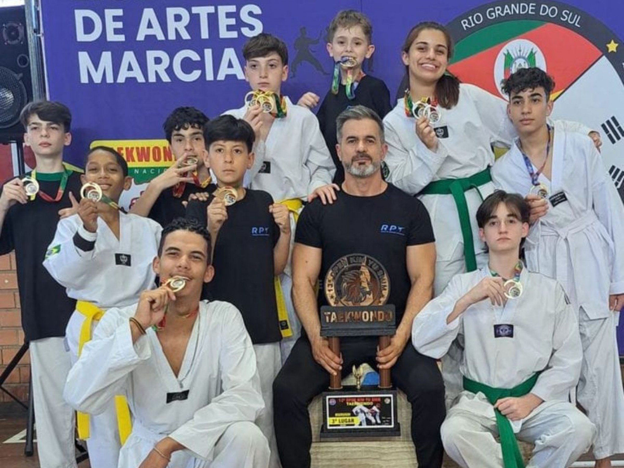 Equipe de taekwondo RPT, do bairro Estância Velha, conquista dez medalhas em competição