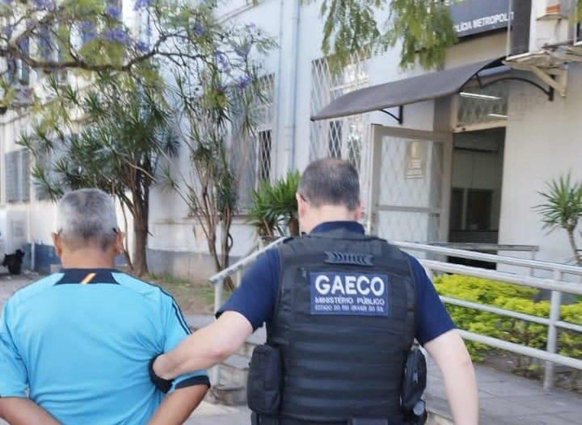 Comparsa de ex-policial que matou homem e destruiu cadáver tenta fugir, mas acaba encurralado