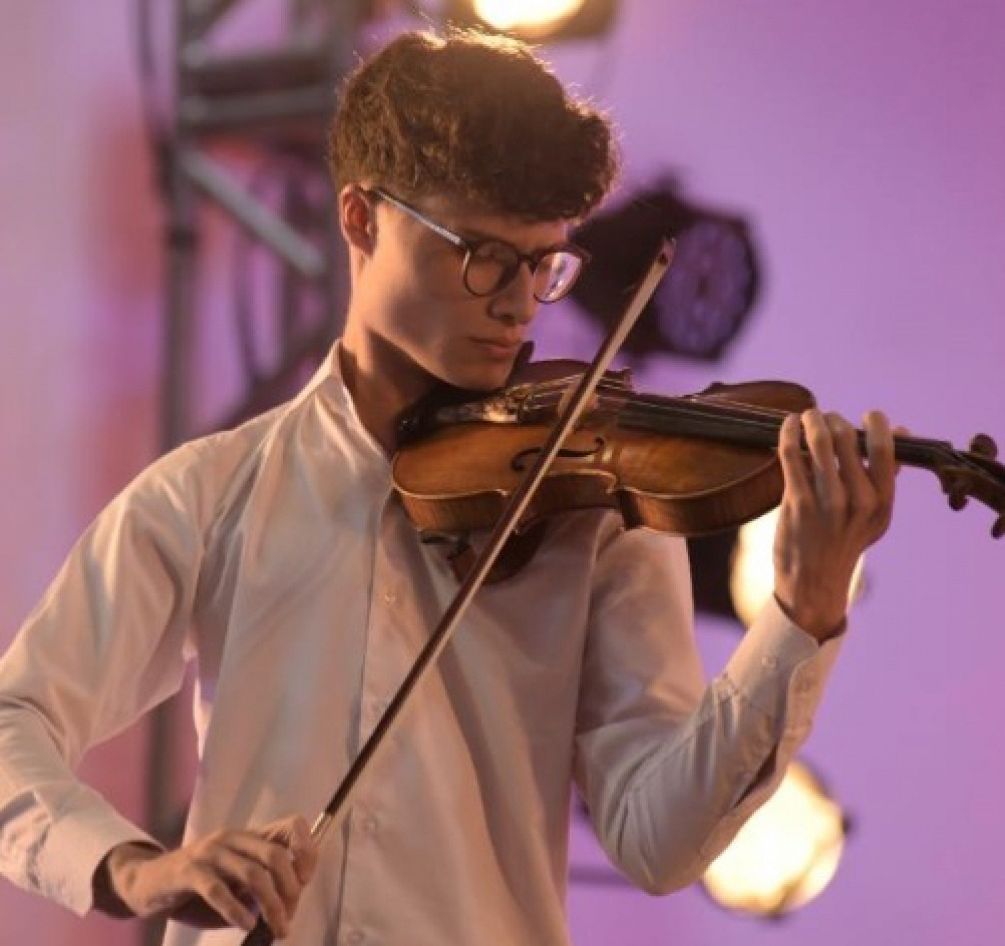 Lembra dele? Violinista que se apresentava na calçada de shopping participa de recital