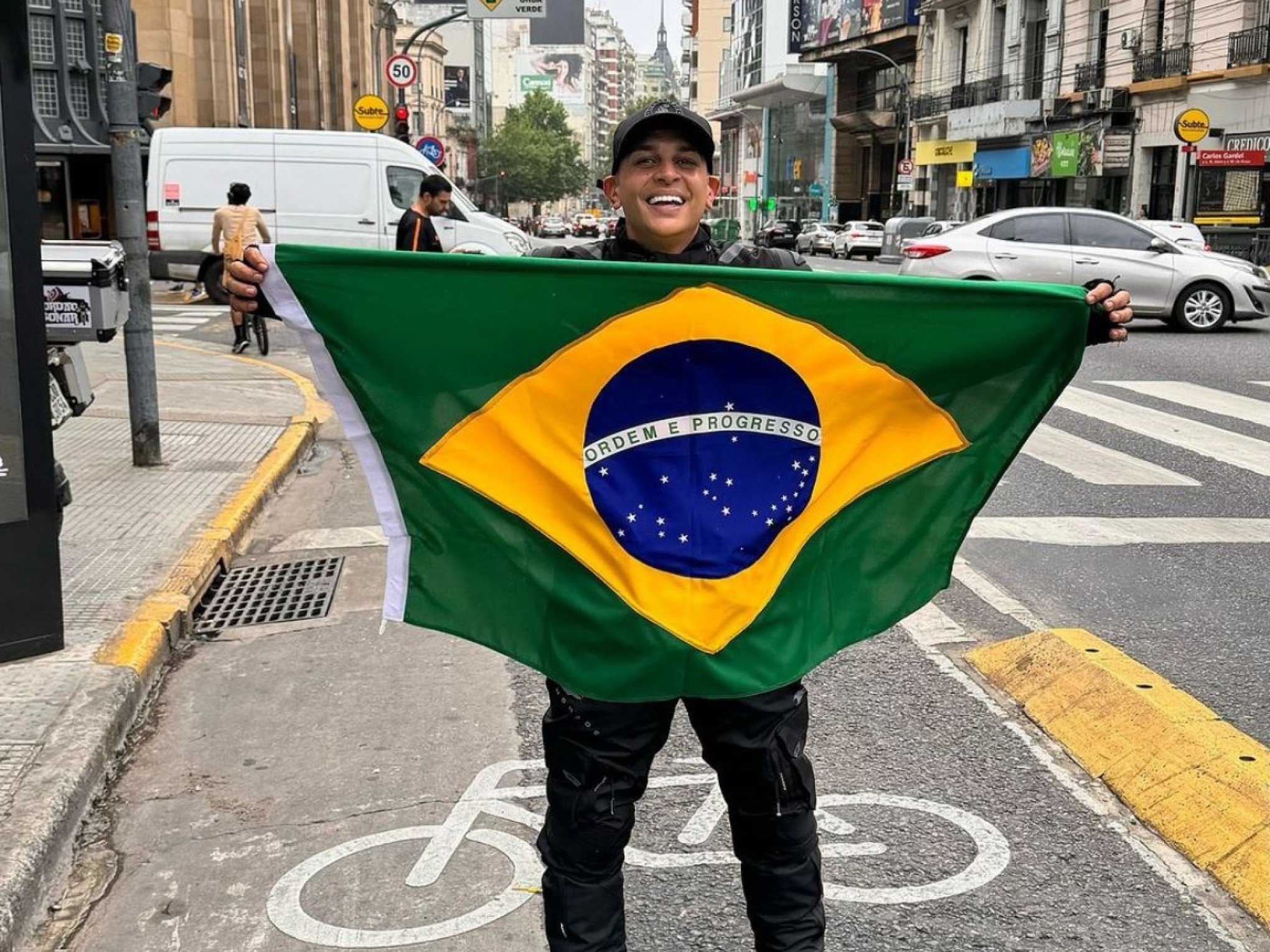 Motoboy influencer morre em acidente durante viagem de moto pela América do Sul