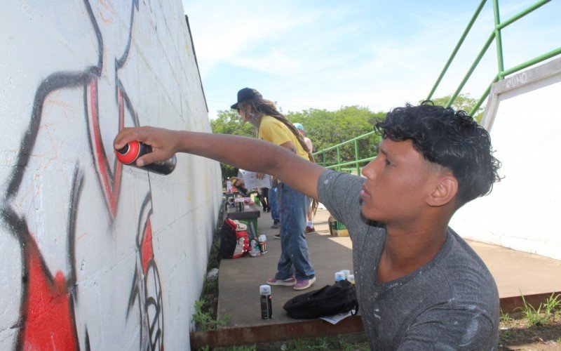 Grafiteiros trabalham na pista de skate do Parque Eduardo Gomes desde o começo da manhã desta sexta-feira (15)