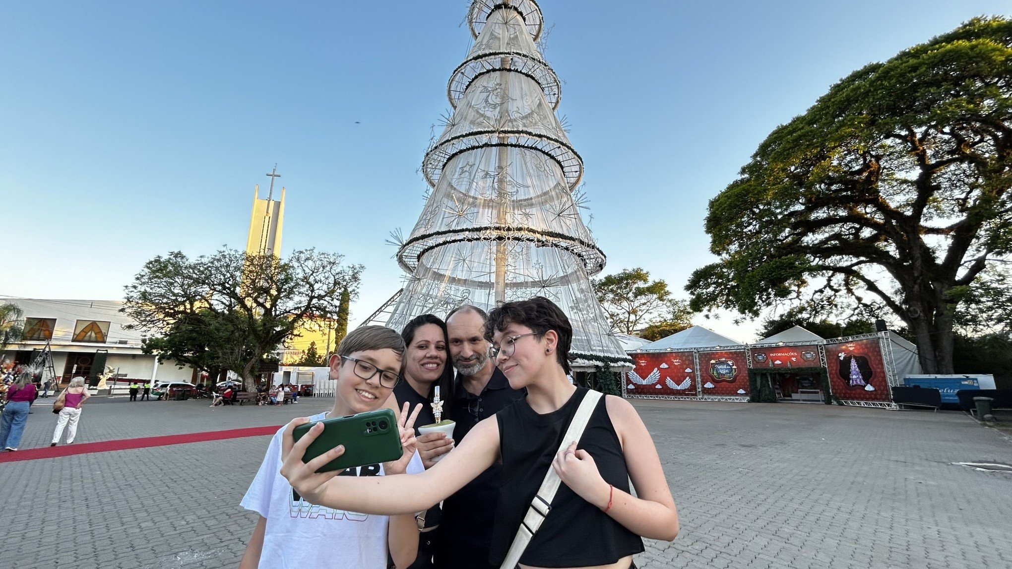 Natal dos Anjos encanta moradores e turistas com decoração e atrações culturais