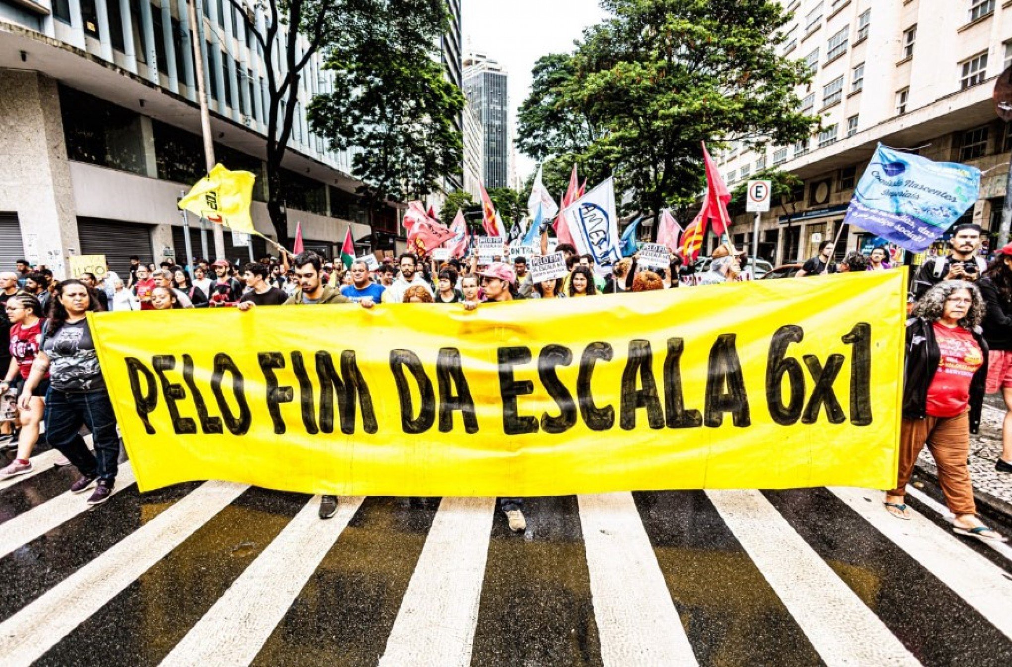 Manifestantes pedem fim da escala de trabalho 6x1 em protestos pelo País