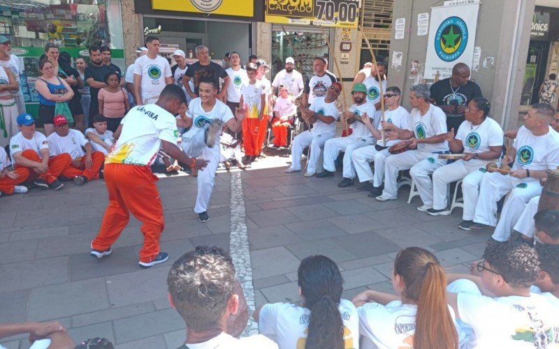 Roda de capoeira ganhou atenção no Centro de Canoas na manhã deste sábado (16)