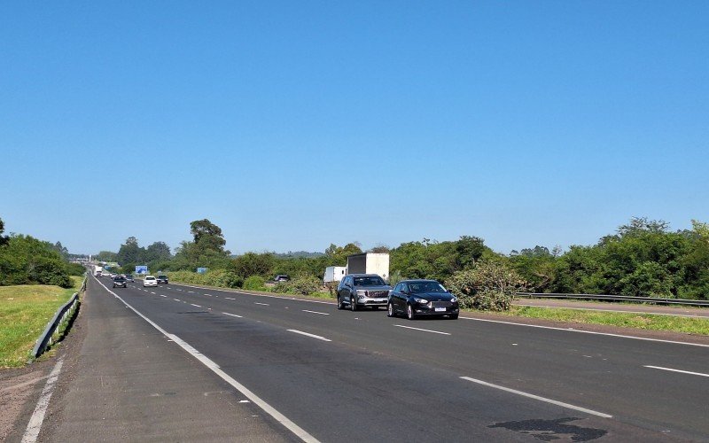 Movimentação de veículos em direção ao litoral norte é tranquila na manhã deste sábado (16) | abc+