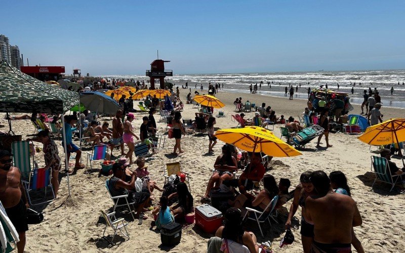Veranistas aproveitam dia de sol no litoral, mesmo com vento forte
