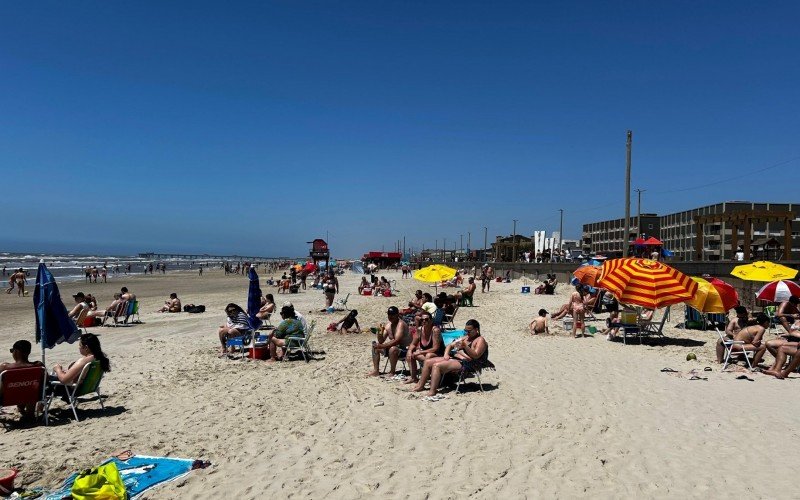 Veranistas aproveitam dia de sol no litoral, mesmo com vento forte
