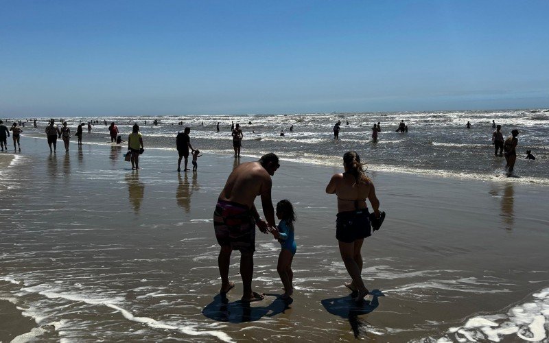 Veranistas aproveitam dia de sol no litoral, mesmo com vento forte
