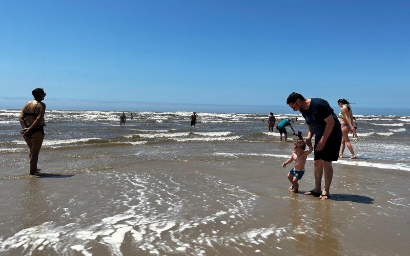 Veranistas aproveitam dia de sol no litoral, mesmo com vento forte
