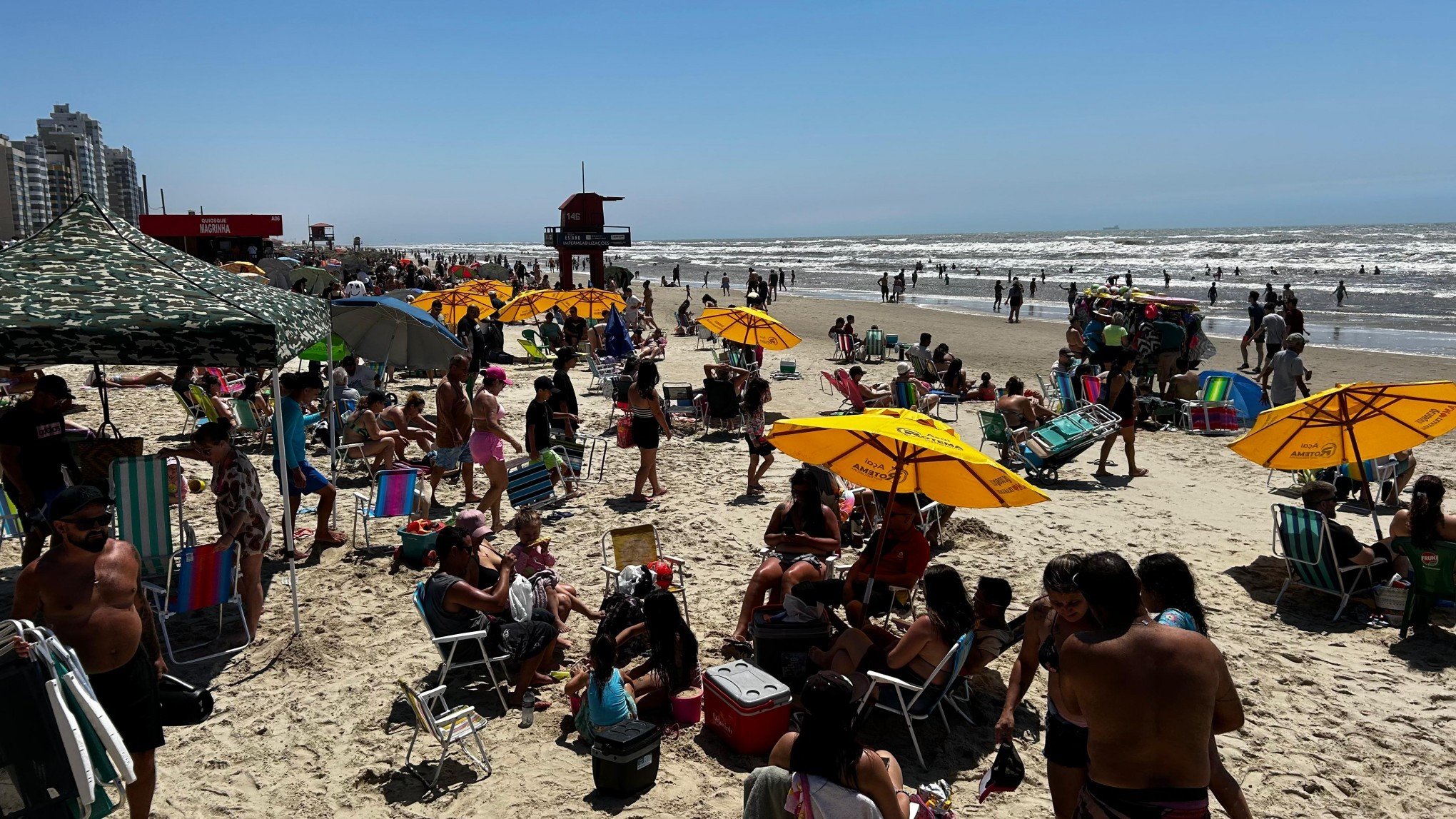 "A gente veio só pra aproveitar o feriadão": Vento forte não espanta veranistas da beira-mar; veja fotos