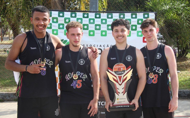 Atletas do Team Hooper, de Igrejinha, com o troféu de campeão da categoria adulto