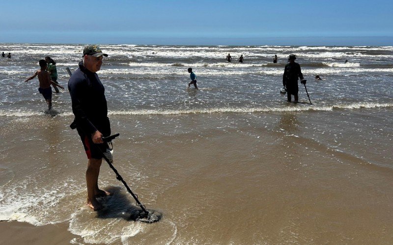 Caçadores de tesouros: Detectores de metais viram nova febre no litoral norte