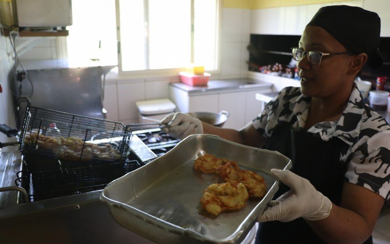 Maria mostra como se faz um bom bolinho de batata