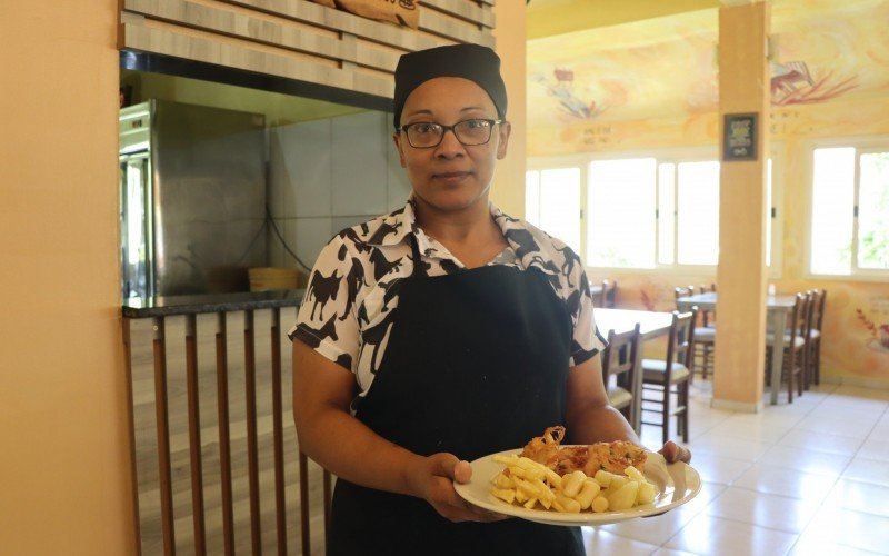 Prato cheio com bolinhos de batata e outras especiarias