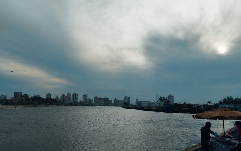 Nuvens escuras na Barra do Rio Tramandaí, em Imbé, no fim de tarde deste domingo | abc+