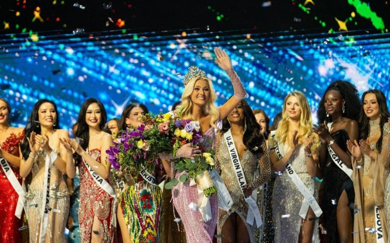 Dinamarquesa Victoria Kjaer leva a coroa de Miss Universe 2024 | abc+