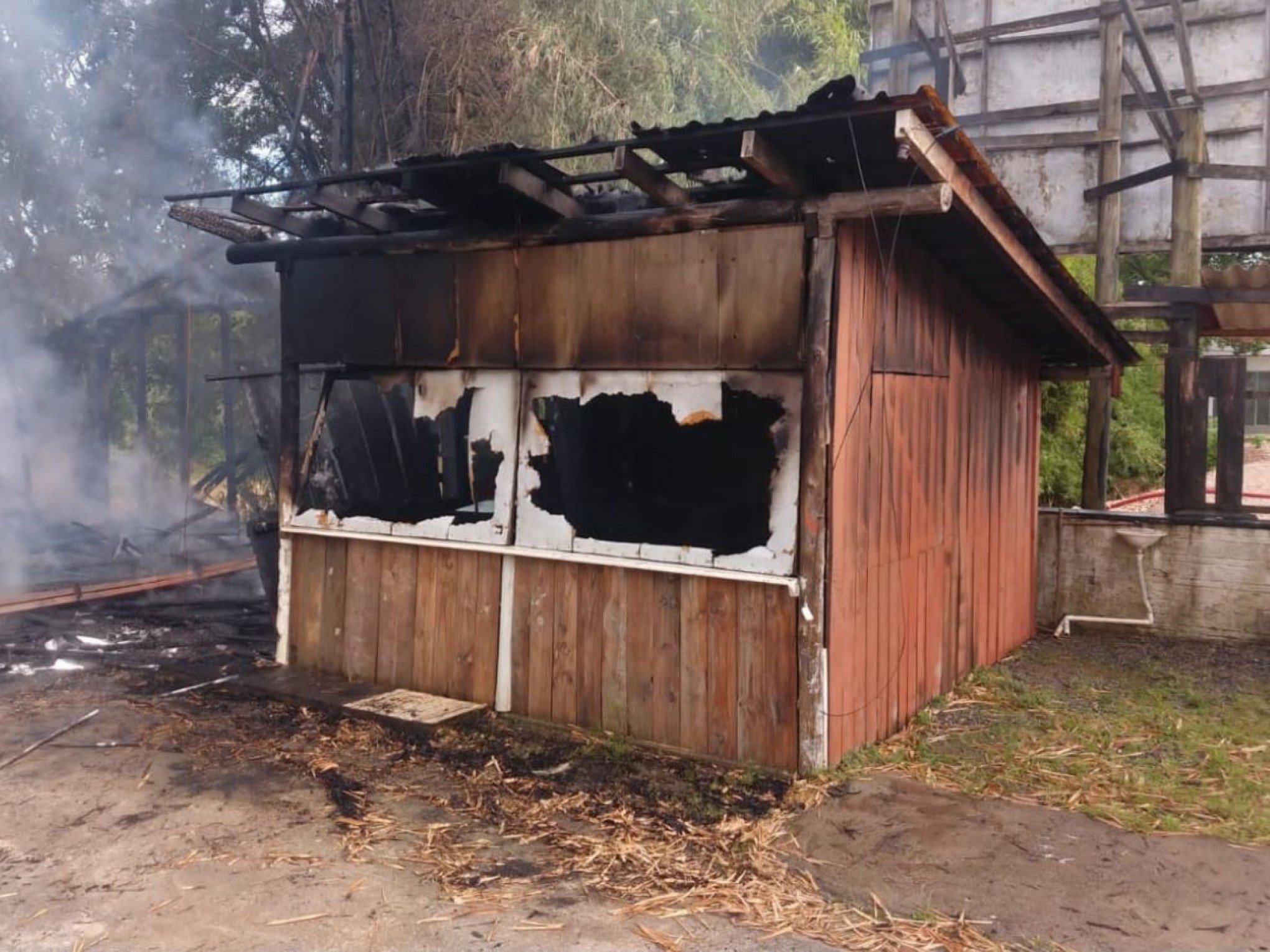 FOTOS: Casa do homem que atacou o STF pega fogo em Santa Catarina