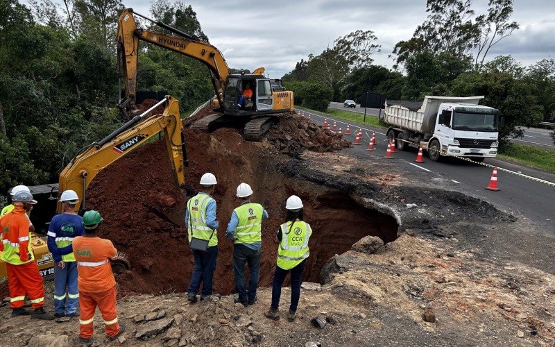 Escavação abriu cratera com pelo menos oito metros de profundidade e cinco de comprimento.  | abc+