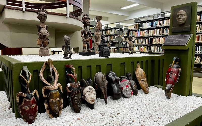 Máscaras e esculturas vindas da África estão em exposição na Biblioteca da EST 